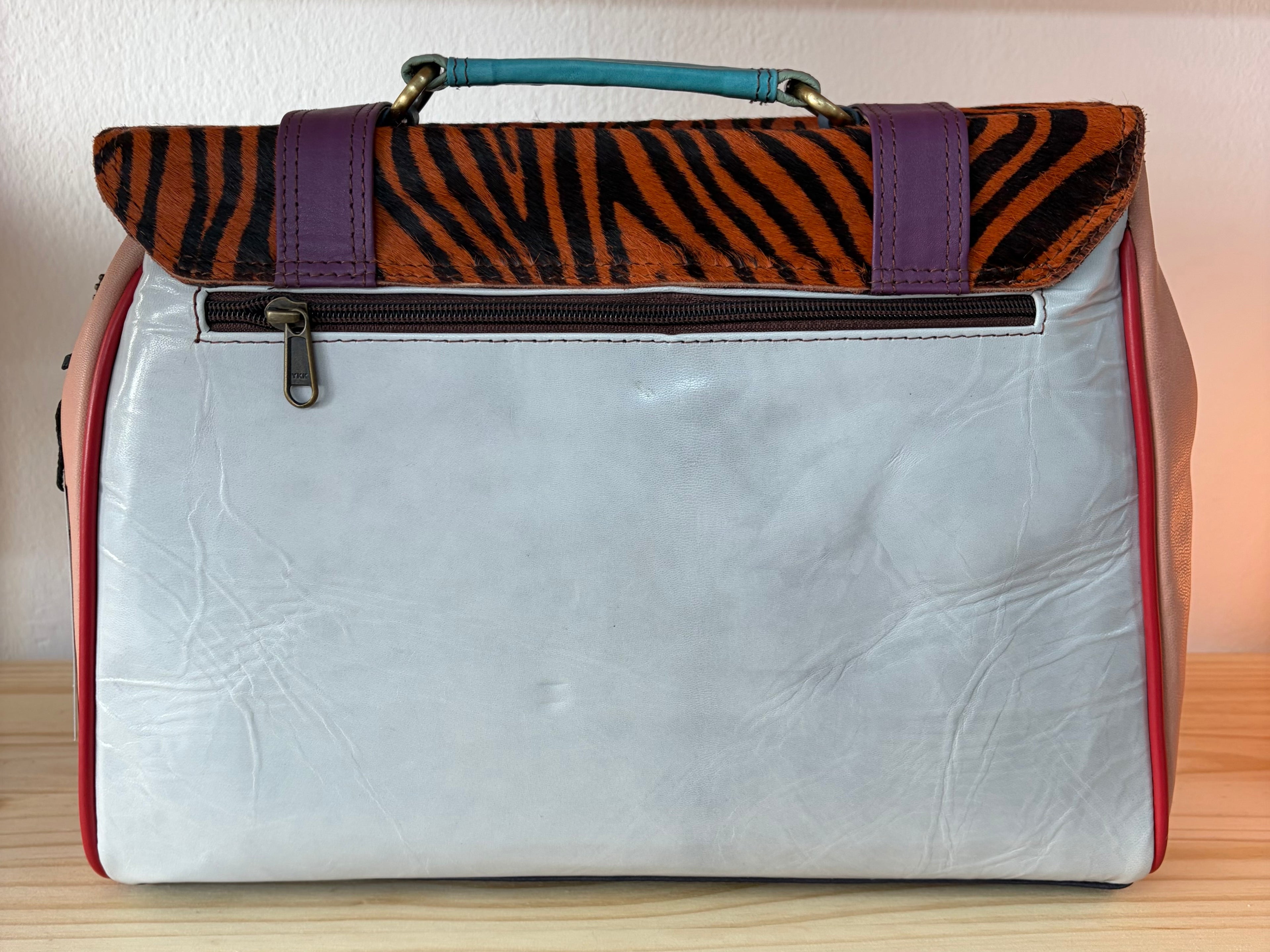 BOLSO ARTESANAL SABINOSA( elección de color por las tiras delanteras del bolso).