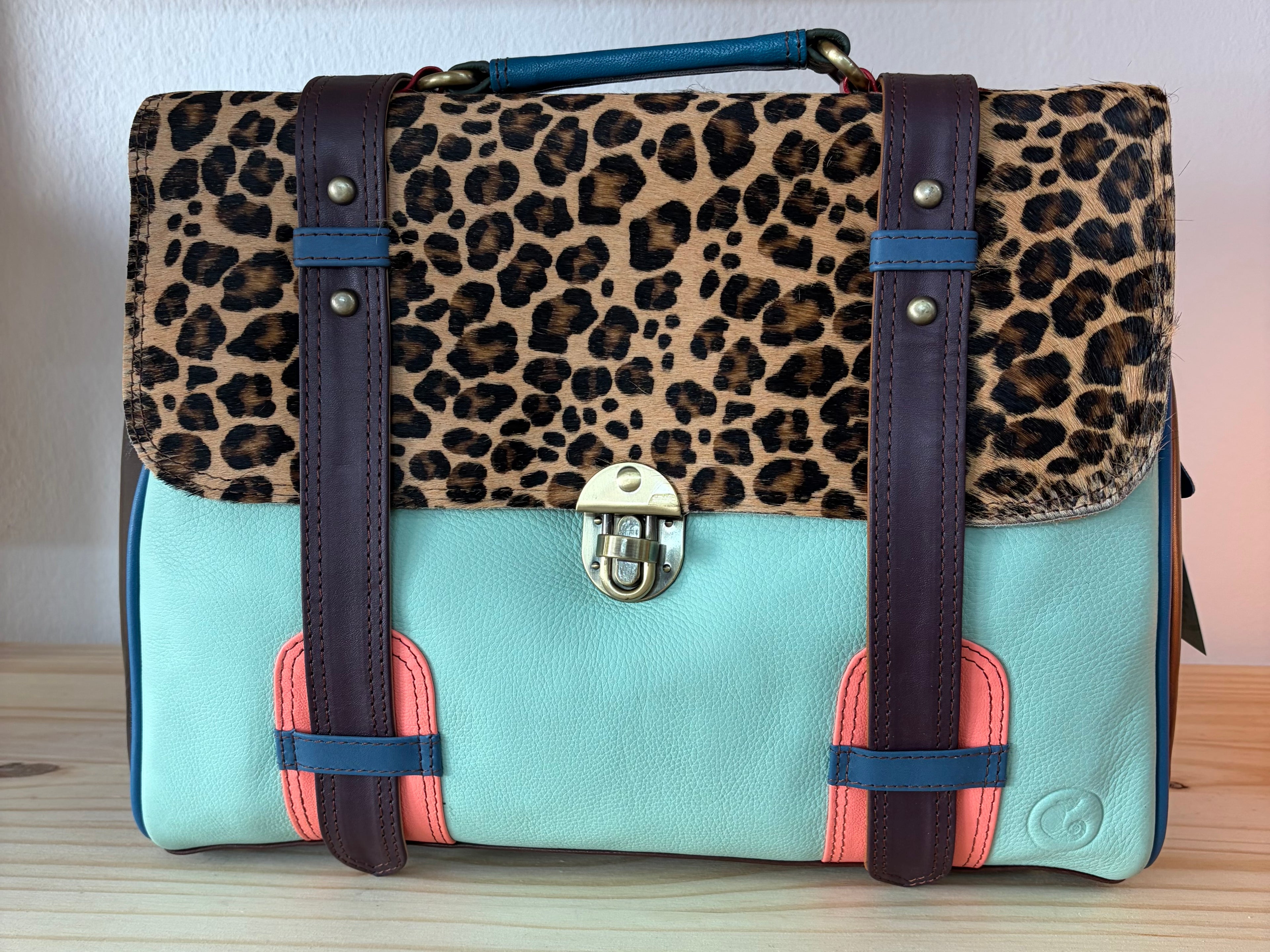 BOLSO ARTESANAL SABINOSA( elección de color por las tiras delanteras del bolso).