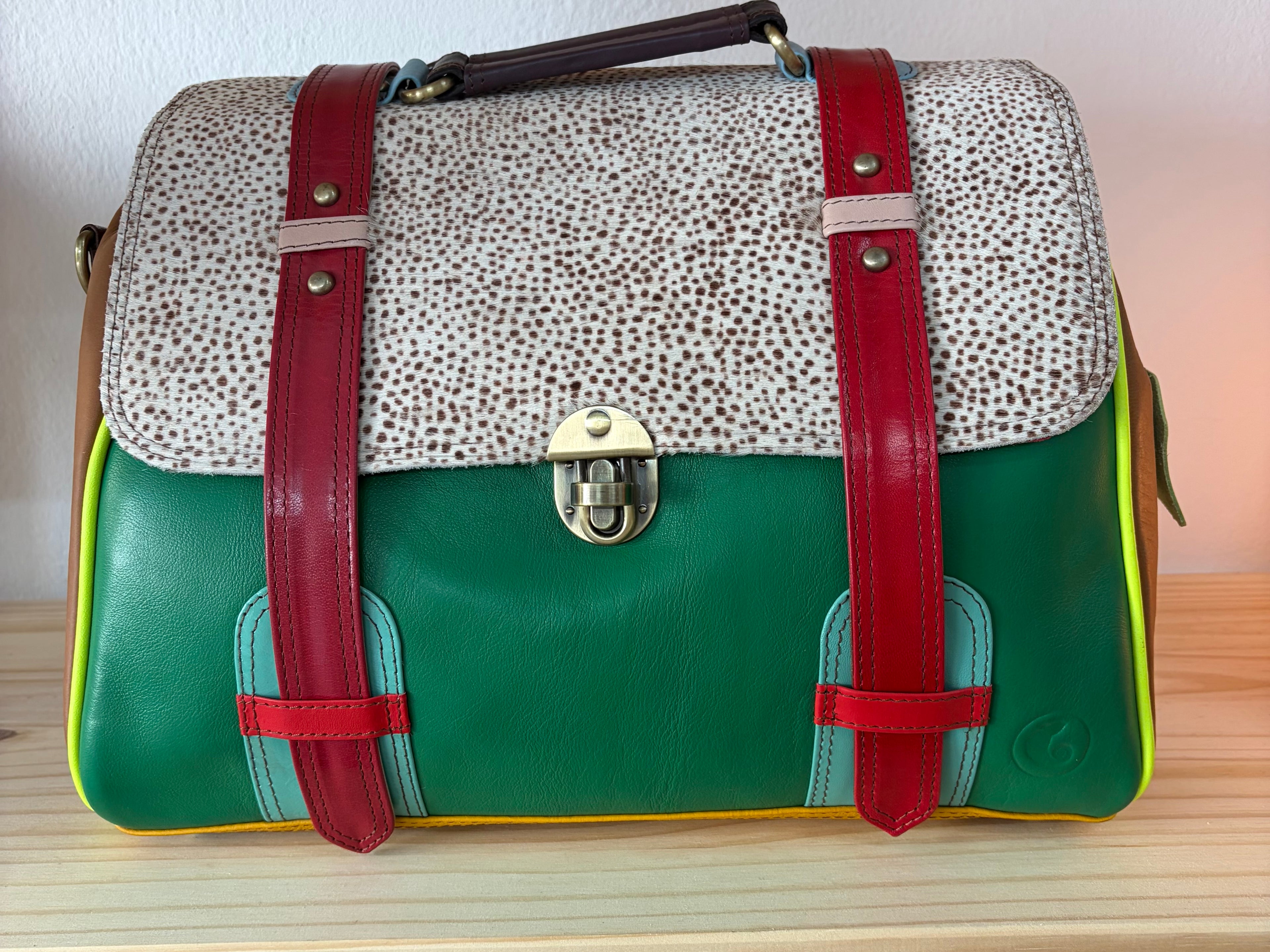 BOLSO ARTESANAL SABINOSA( elección de color por las tiras delanteras del bolso).