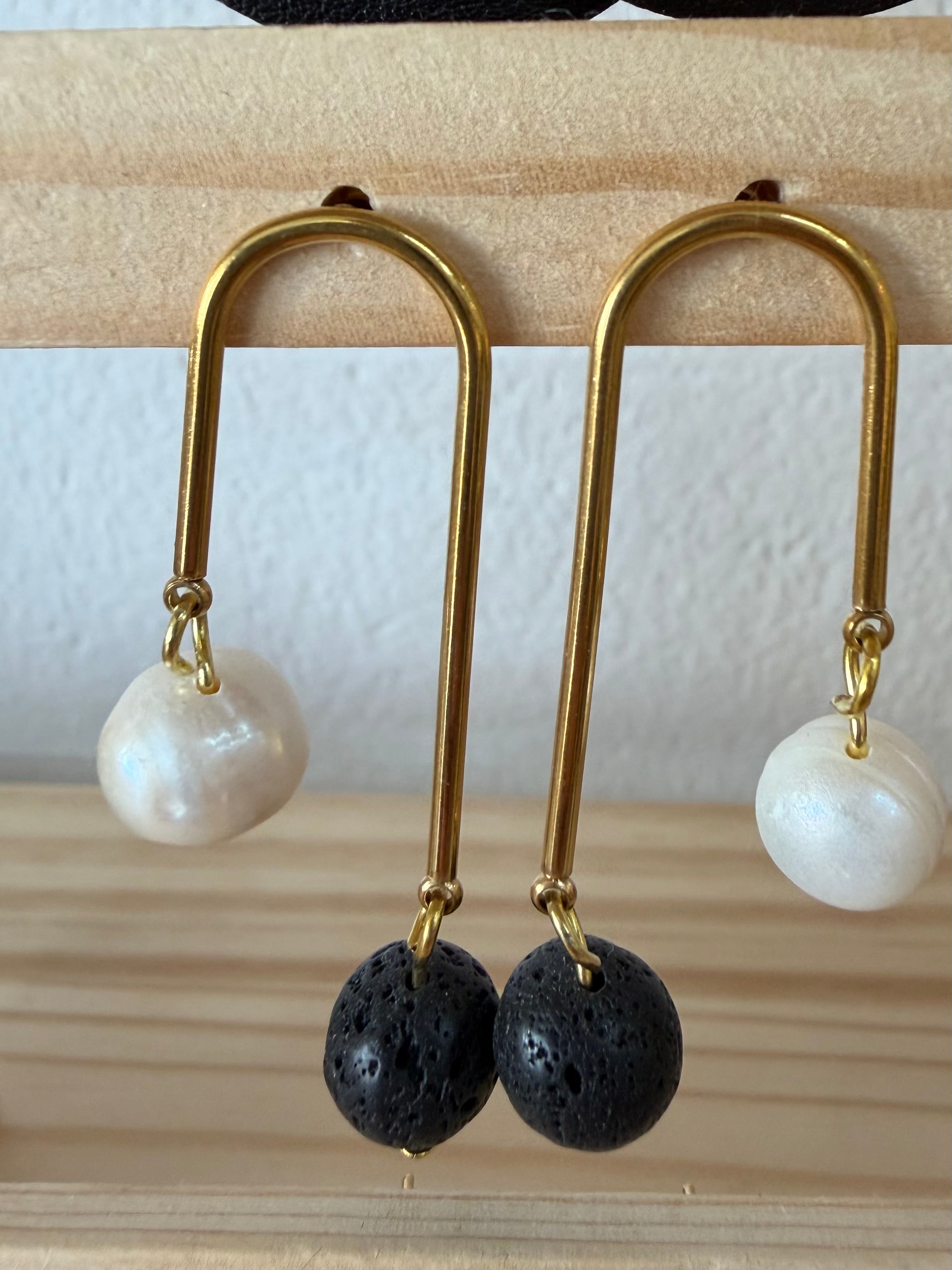 PENDIENTES ACERO DORADO CORAL Y ÓNIX