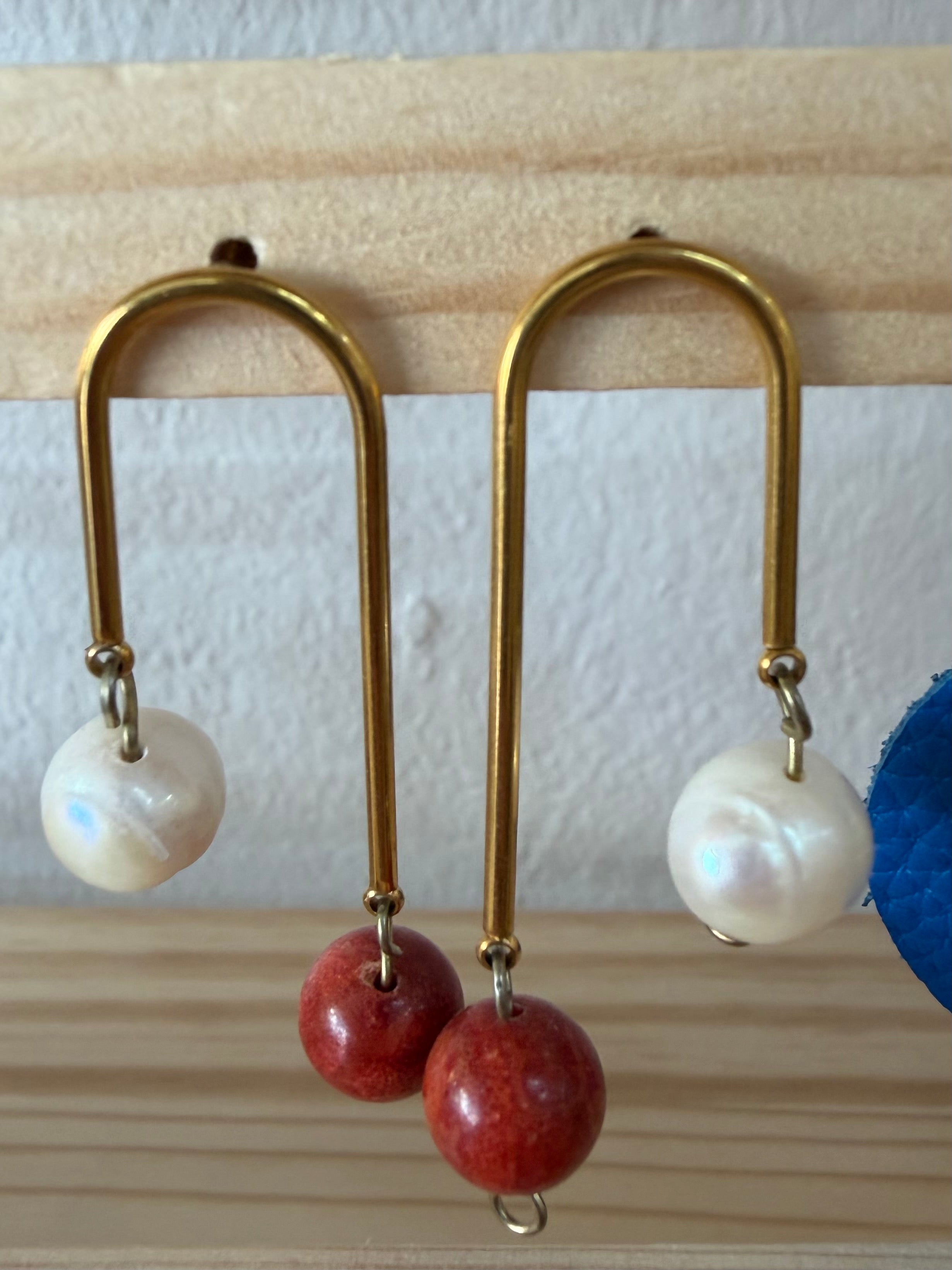 PENDIENTES ACERO DORADO CORAL Y ÓNIX