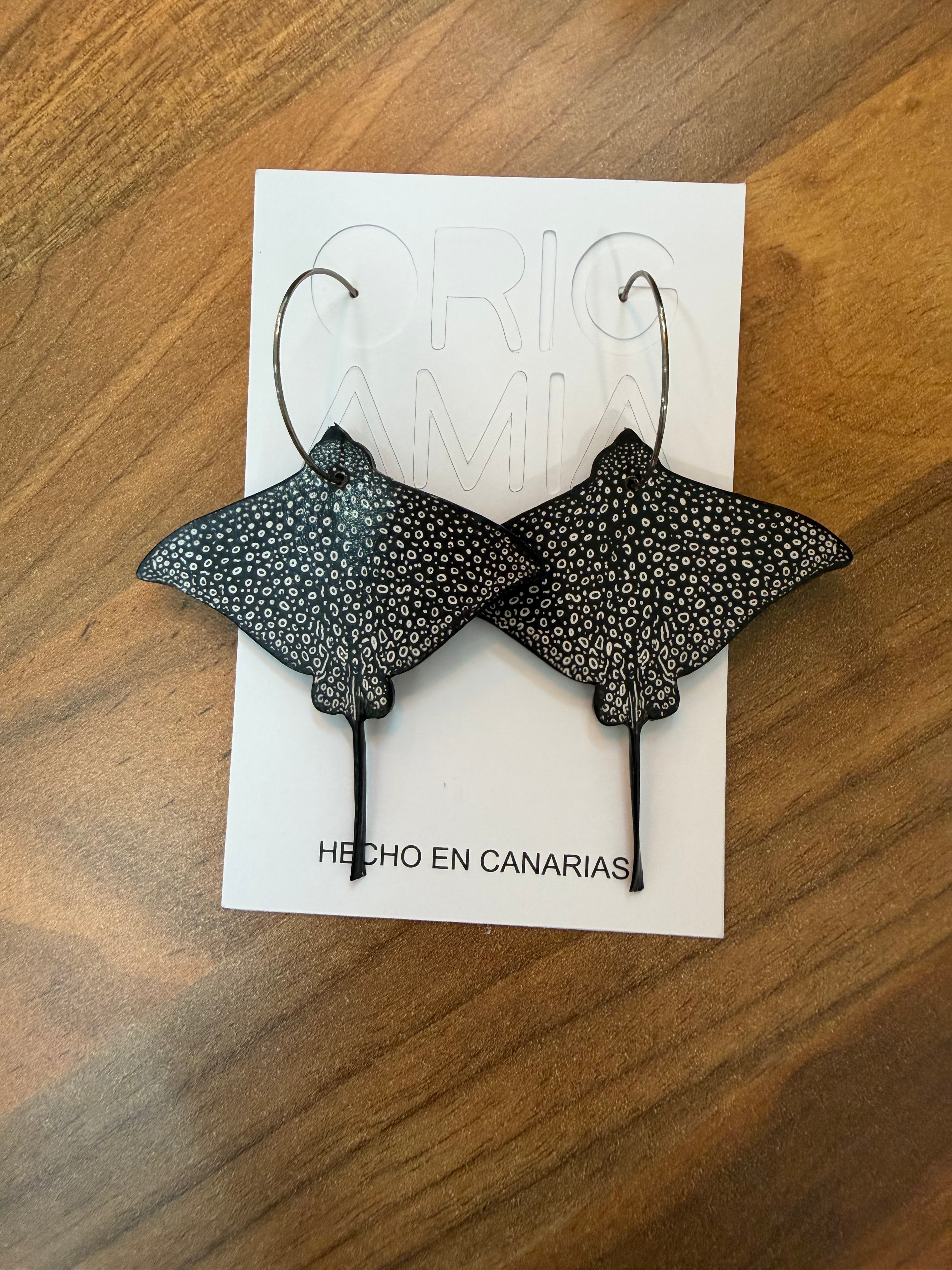 PENDIENTES ARTESANALES MANTA RAYA DE ORIGAMIA.